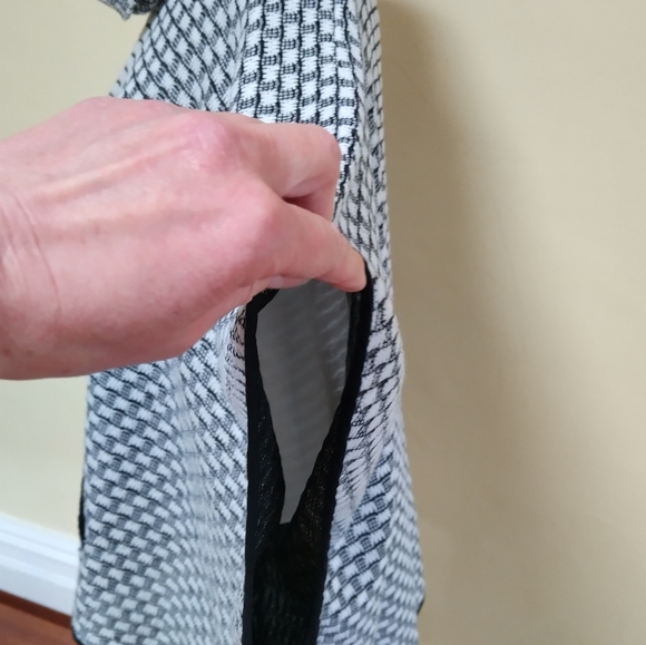 Black and white poncho - Picture 5 of 5